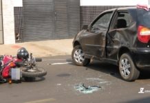 Acidente entre carro e motocicleta deixa uma pessoa ferida no centro de Dracena