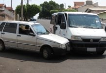 Ambulância com pacientes e veículo batem em cruzamento de avenida de Dracena