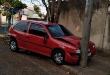 Veículo desgovernado atinge poste de iluminação em Dracena