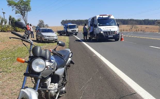 Motociclista fica ferido em acidente na SP-294