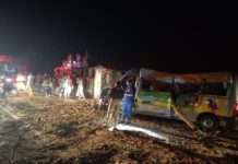 Sobe para 12 nº de mortos em acidente entre ônibus, van e caminhão que transportava eucalipto na BR-101