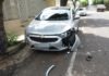 Carro desgovernado provoca acidente e motorista abandona local