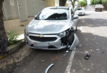 Carro desgovernado provoca acidente e motorista abandona local