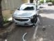 Carro desgovernado provoca acidente e motorista abandona local