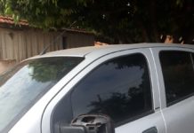 Motorista bate em carro parado e foge do local