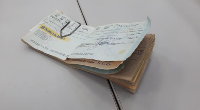 Vários cheques de diversos bancos foram encontrados