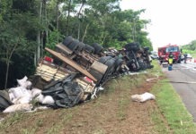 Motorista de Dracena fica ferido em tombamento de carreta carregada de açúcar na SP-294