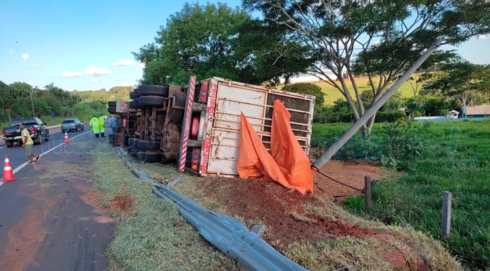 Caminhão carregado de Amendoim tomba na SP-294