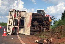 Caminhão placas de Dracena tomba na SP-294