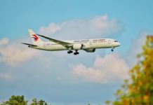 Avião com 132 pessoas a bordo cai na China