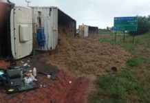 Carreta com carga de raspas de madeira tomba em trecho da Rodovia da Integração, em Tupi Paulista