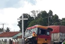 Colisão traseira entre carretas foi registrada na SP-563