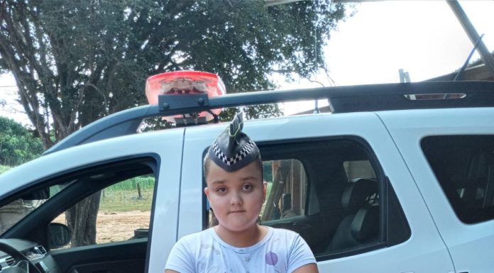 Menina moradora de zona rural realiza sonha de conhecer o trabalho dos Policiais Militares