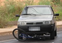 Acidente entre carro e bike na Avenida Presidente Roosevelt próximo ao semáforo do Jardim Brasilândia