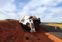 Caminhão carregado de cana tomba em vicinal