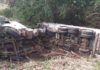 Carreta cai em ribanceira na SP-294
