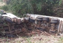 Carreta cai em ribanceira na SP-294