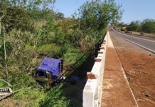 Caminhão cai no Córrego Marrecas na SP-563 em Dracena