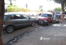 Idoso perde controle de direção e bate em carro e moto estacionados