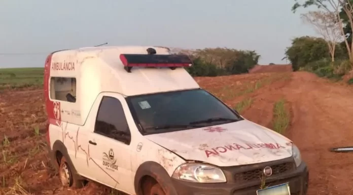 Ambulância tenta desviar de cavalo e capota na Rodovia Engenheiro Byron de Azevedo Nogueira, em Ouro Verde