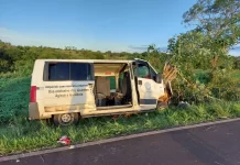 Colisão entre carro e van da saúde municipal de Rancharia deixa uma pessoa morta