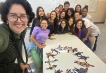 Alunos de Pedagogia da Fundec confeccionam bonecas Abayomi