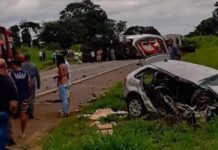 Motorista joga carro contra caminhão na tentativa de matar duas crianças e acaba preso