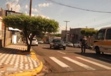 Enquanto Polícia Militar atendia ocorrência de moto por direção perigosa, motorista dirige na contra-mão e também é autuado