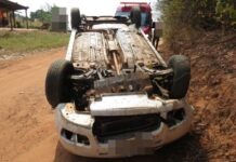 Condutora perde controle bate em barranco e capota veículo oficial em estrada municipal