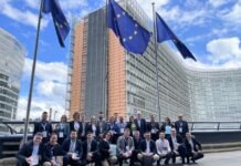 Compromisso global: Sicredi e Smurfs renovam parceria pelo desenvolvimento sustentável