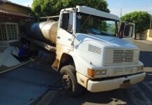 Caminhão desgovernado desce de ré e atinge residência em Tupi Paulista