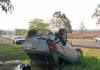 Carro é abandonado após capotamento na SP-294