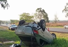 Carro é abandonado após capotamento na SP-294