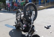 Após se envolver em batida no centro de Dracena Moto fica de rodas para o ar