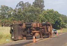 Caminhão da Prefeitura de Dracena tomba em estrada vicinal