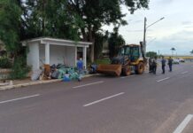 Ponto de Ônibus que estava ocupado por homem há alguns anos, é limpo pela Secretaria Municipal