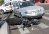 Acidente entre carro e moto deixa mulher ferida em esquina com semáforo no Jardim Brasilândia
