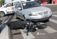 Acidente entre carro e moto deixa mulher ferida em esquina com semáforo no Jardim Brasilândia