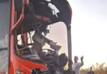 Acidente entre ônibus rural e retro-escavadeira deixa 30 trabalhadores feridos em Castilho