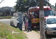 Acidente entre carro e moto com vítima no trevo da Washington Luiz