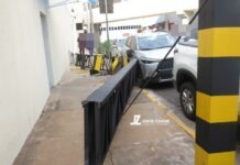 Sinalizador de altura na passarela da Santa Casa é destruído por caminhão. Carro estacionado ficou bastante danificado