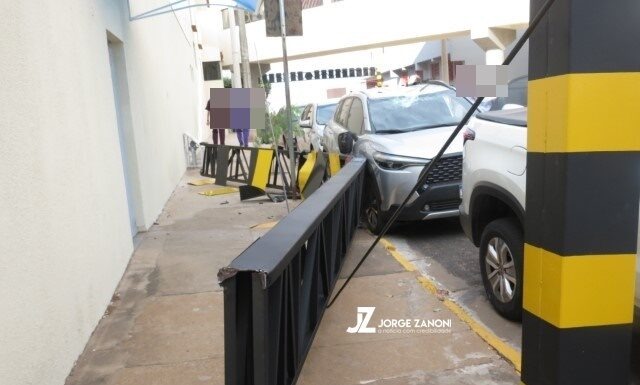 Sinalizador de altura na passarela da Santa Casa é destruído por caminhão. Carro estacionado ficou bastante danificado