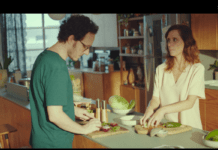 Sicredi estreia nova fase de campanha focando o relacionamento humano