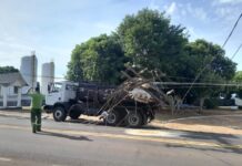 Caminhão derruba poste com transformador e deixa cidade de Flora Rica sem energia