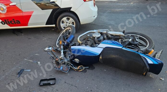 Acidente entre carro e motocicleta na Av. Rui Barbosa deixa uma pessoa ferida