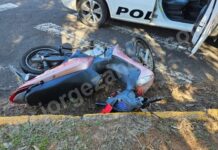 Acidente em esquina com semáforo envolve motocicleta e carro em Dracena