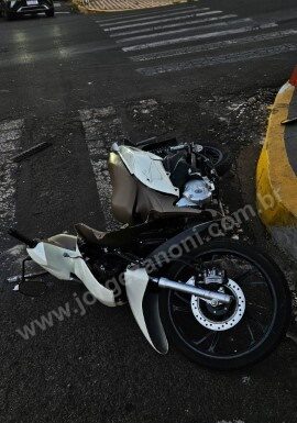 Acidente entre carro e motocicleta deixa homem ferido no centro de Dracena