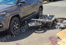 Motociclista fica ferido ao bater em carro em esquina de avenidas no Bairro Metrópole