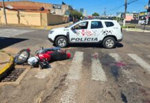 Acidente em esquina com semáforo deixa motociclista ferido em Dracena