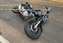 Acidente envolve motocicleta e mais três carros em esquina com semáforo em Dracena